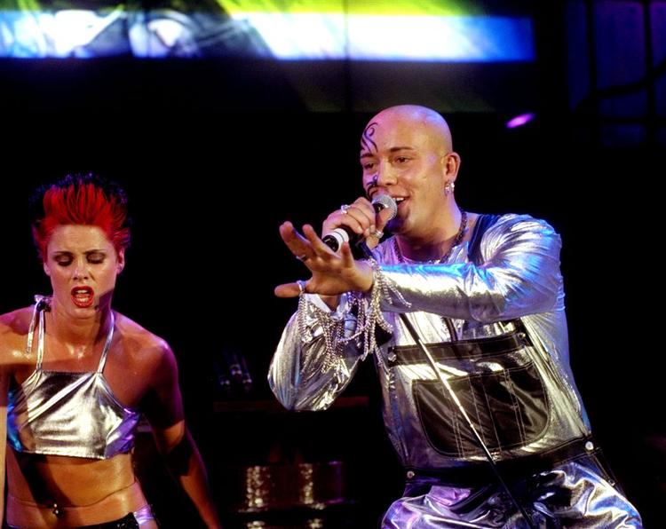 Popgruppen Aqua fik 4 priser ved årets Grammy fest i K.B. Hallen. Her er det de to af gruppens medlemmer, Lene Nystrøm Rasted  og René Dif. 