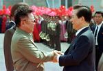 Sydkoreas daværende præsident Kim Dae-jung besøgte Nordkoreas leder Kim Jong-il i 2000. Senere samme år blev Kim Dae-Jung belønnet med Nobels fredspris. 