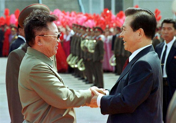 Sydkoreas daværende præsident Kim Dae-jung besøgte Nordkoreas leder Kim Jong-il i 2000. Senere samme år blev Kim Dae-Jung belønnet med Nobels fredspris. 