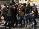 Hamas' politi anholder Fatah-tilhænger i Gaza. 