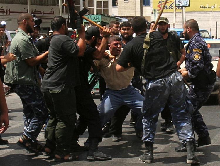 Hamas' politi anholder Fatah-tilhænger i Gaza. 