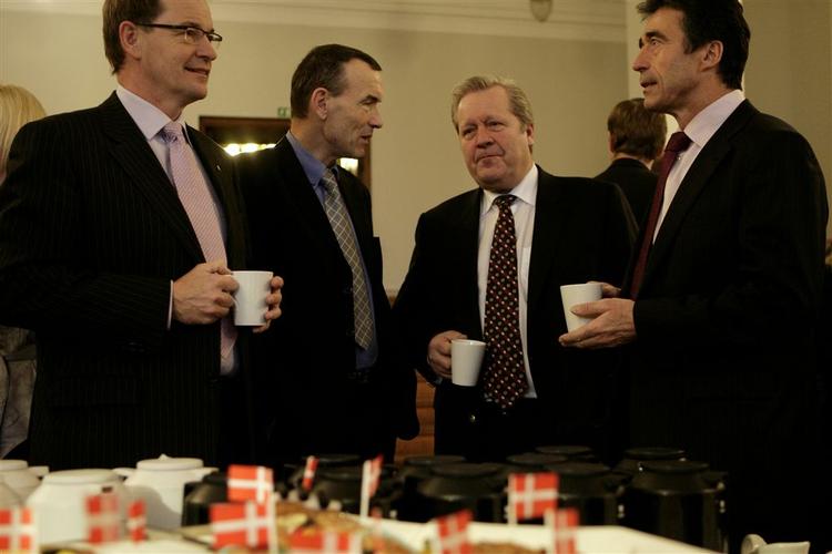 Helge Adam Møller (K) (nr. 2 fra venstre)  vil gerne afløse Christian Mejdahl (V) som Folketingets formand. (Arkivfoto) 