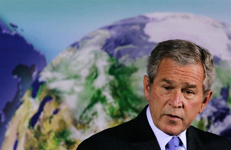 Bush kritiseres for at censurere og manipulere klimaadvarsler. 