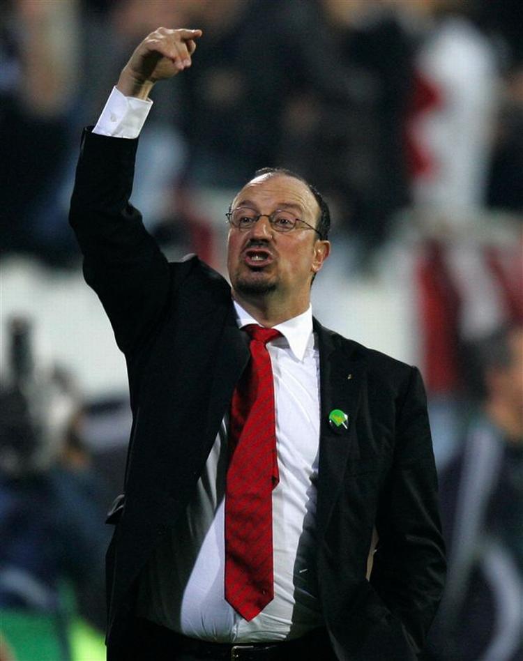 Rafael Benitez gestikulerer under onsdagens nederlag til Besiktas. 