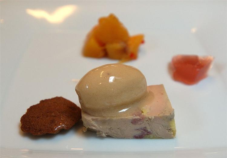 Terrine af fois gras de canard og rillette af svineskank med fersken-chutney. 