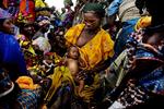 Kvinder i Niger står i kø for at få mad fra Røde Kors til deres underernærede børn. 
