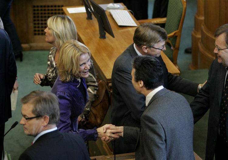 Halduellen mellem Anders Fogh Rasmussen og Helle Thorning-Schmidt er droppet. De to statsministerkandidater mødes i stedet i TV2's studie i Odense og hos i DR i Århus. 