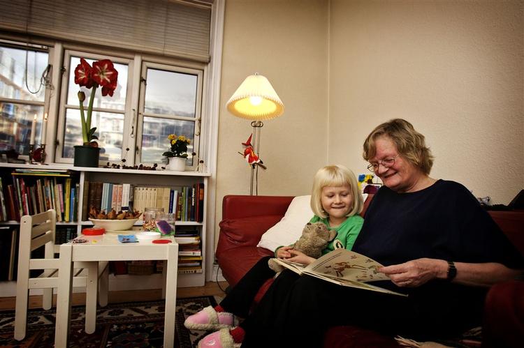 Reservebedste Anni Klein passer fem-årige Johanne, når pigens forældre skal have en friaften. 