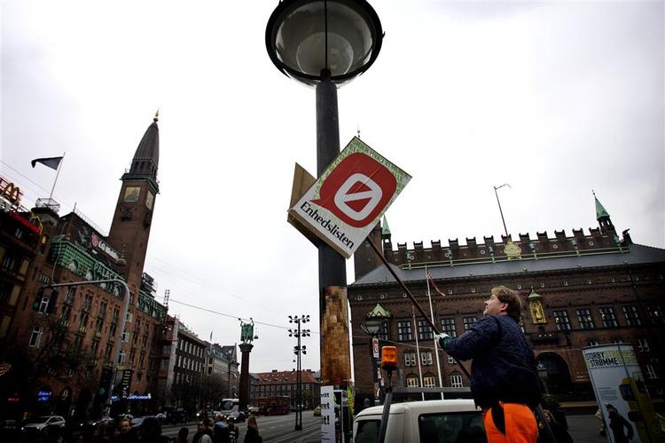 Valgplakater tages ned. 