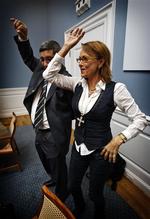 Ben Haddou og Louise Frevert dansede mavedans ved pressemødet, da Louise Frevert skiftede til Centrum-Demokraterne. 