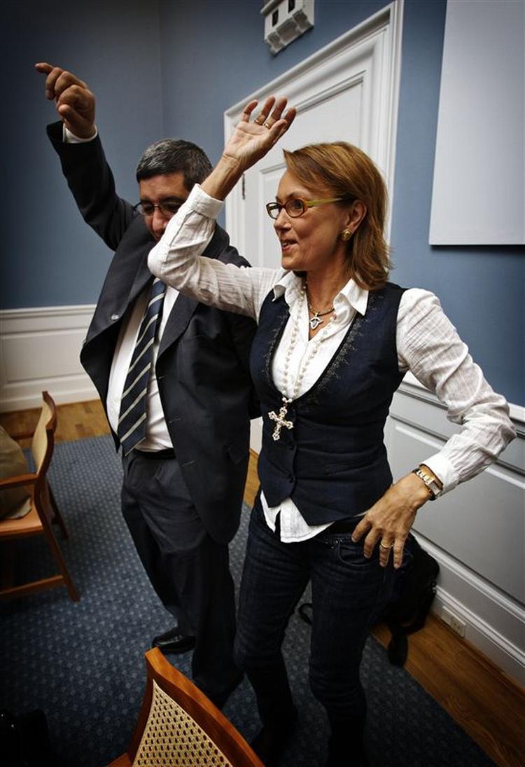 Ben Haddou og Louise Frevert dansede mavedans ved pressemødet, da Louise Frevert skiftede til Centrum-Demokraterne. 