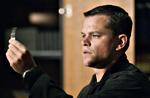 Jason Bourne kan både reagere eksplosivt og bevæge sig ubemærket i mængden, og her kommer Matt Damons diskrete spil og pæne ansigt ham til hjælp. 