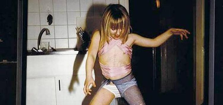 Nan Goldings billede af de to dansende piger er ikke uanstændigt, vurderer anklagemyndigheden i Storbritannien. 