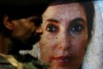 Benazir Bhutto har ikke den store opbakning  i den parkistanske befolkning til sit samarbejde med præsident general Pervez Musharraf. 