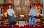 Aung San Suu Kyi under torsdagens møde med regeringens forhandler. Billedet er fra den kinesiske nyhedstjeneste Xinhua. 