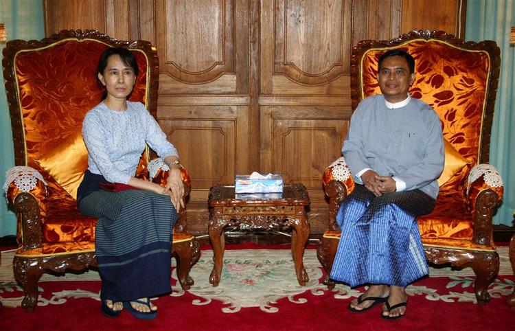 Aung San Suu Kyi under torsdagens møde med regeringens forhandler. Billedet er fra den kinesiske nyhedstjeneste Xinhua. 