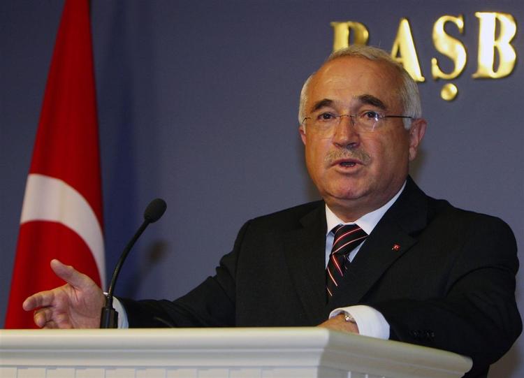Den tyrkiske vicepremiereminister Cemil Cicik informerer pressen om de seneste angreb på PKK-medlemmer ved grænsen til  Nordirak. 