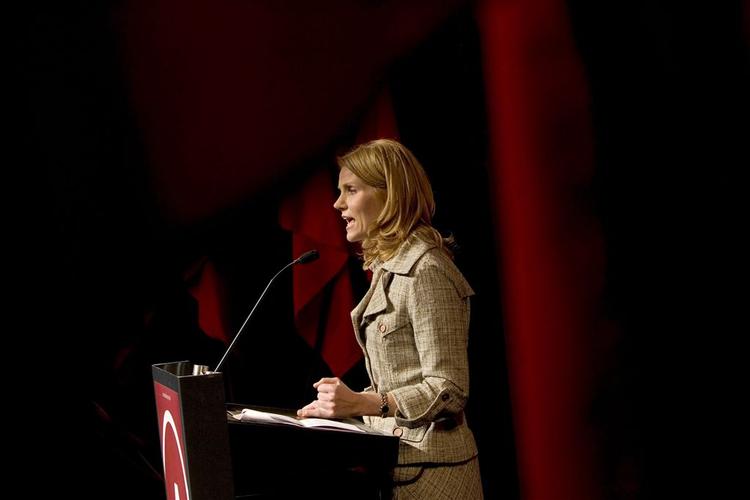 »Jeg kan slå Anders Fogh«, sagde Helle Thorning-Schmidt, da hun i 2005 blev valgt til formand for Socialdemokratiet. Thorning gør sig så godt på en scene, at Venstres Anders Fogh Rasmussen ikke tør møde hende, siger tidligere spindoktor Henrik Qvortrup. 