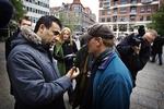 Naser Khader diskuterer med vælgerne på Kultorvet i København. 