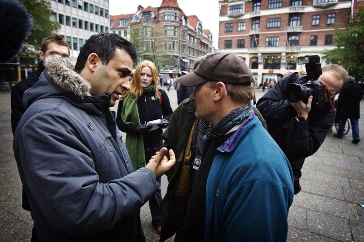 Naser Khader diskuterer med vælgerne på Kultorvet i København. 