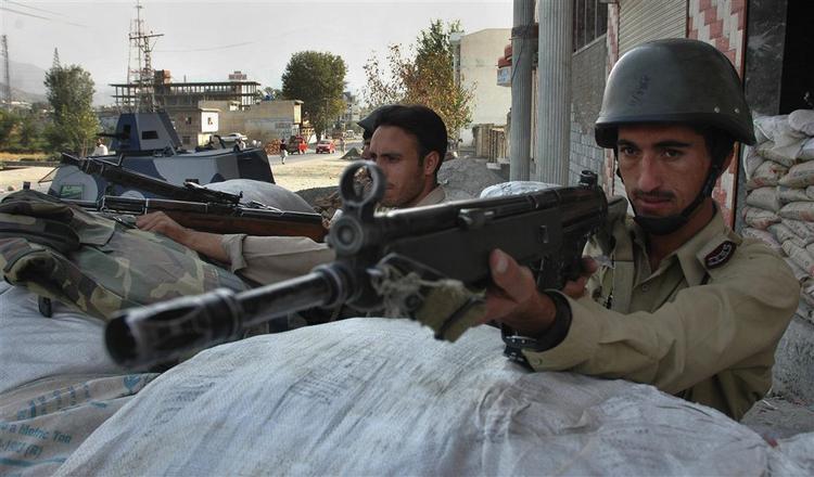 Pakistanske paramilitære styrker i Swat-distriktet, hvor myndighederne fandt ligene af fire henrettede sikkerhedsfolk. 