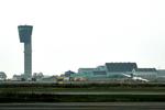 Københavns Lufthavn har afspærret to landingsbaner efter et Dash 8-fly er forulykket. 