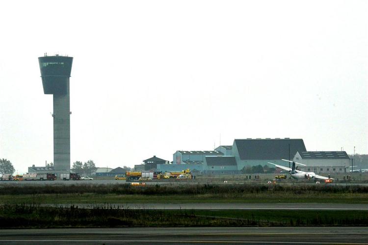 Københavns Lufthavn har afspærret to landingsbaner efter et Dash 8-fly er forulykket. 