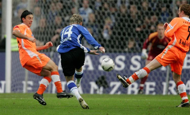 Fra 25 meter bankede Jonas Kamper sit første sæsonmål i kassen for Arminia Bielefeld. 