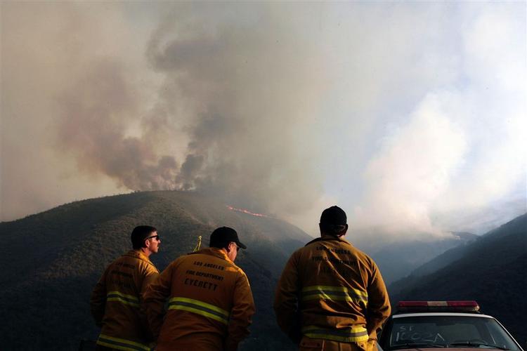 Luften fra de californiske brande er så fyld med støv og aske, at sundhedsmyndighederne advarer folk mod at inhalere alt for meget af den. 