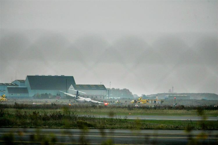 Sådan så det ud, da et Dash 8-fly produceret af canadiske Bombardier i går måtte nødlande i Københavns Lufthavn. Selv om det ligner SAS' tidligere ulykker, er der tale om en ny fejl på flyet, oplyser Bombardier. 