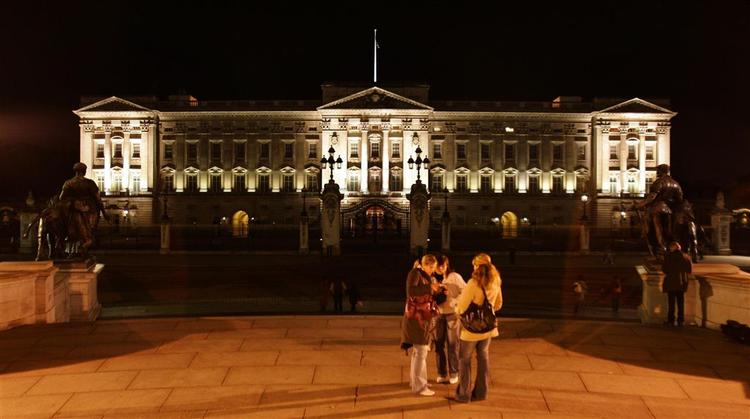 Bag murene til det britiske kongehus' residens er kongehuset rystet af en afpresningsskandale. 