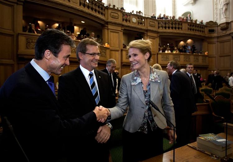 Anders Fogh Rasmussen hilser pænt på Helle Thorning-Schmidt ved Folketingets åbning for nylig. I midten Bendt Bendtsen (K), der endnu ikke har fået en profil på Facebook. 