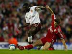 Liverpool's Steven Gerrard i nærkamp med Arsenal's Kolo Toure. 