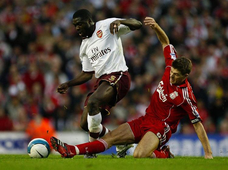 Liverpool's Steven Gerrard i nærkamp med Arsenal's Kolo Toure. 