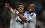 Raul  fejrer sin scoring sammen med holdkammeraten Robinho. 