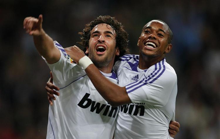 Raul  fejrer sin scoring sammen med holdkammeraten Robinho. 