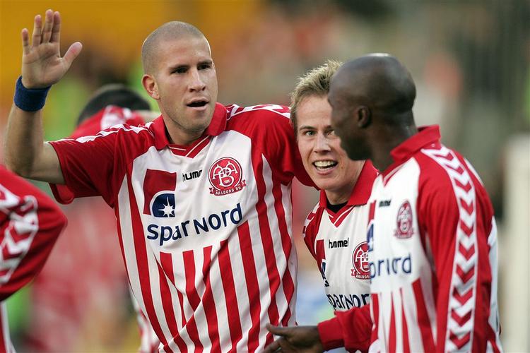 Mattias Lindström (t.v.), Jeppe Curth (midten) og Siyabonga Nomvethe (t.h.) fra AaB fejrer Jeppe Curths scoring til 1-0. 