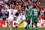 Efter en noget tam turneringsstart i 1998 livede Danmark op i ottendedelsfinalen med en fantastisk præstation mod favoritterne fra Nigeria, der blev sendt ud af turneringen efter en dansk 4-1-sejr. Her jubler Ebbe Sand (midt) efter at have scoret på Michael Laudrups oplæg. 