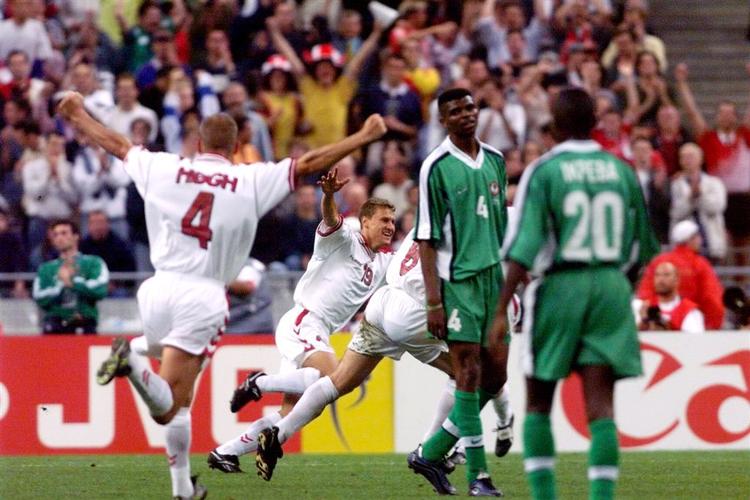 Efter en noget tam turneringsstart i 1998 livede Danmark op i ottendedelsfinalen med en fantastisk præstation mod favoritterne fra Nigeria, der blev sendt ud af turneringen efter en dansk 4-1-sejr. Her jubler Ebbe Sand (midt) efter at have scoret på Michael Laudrups oplæg. 