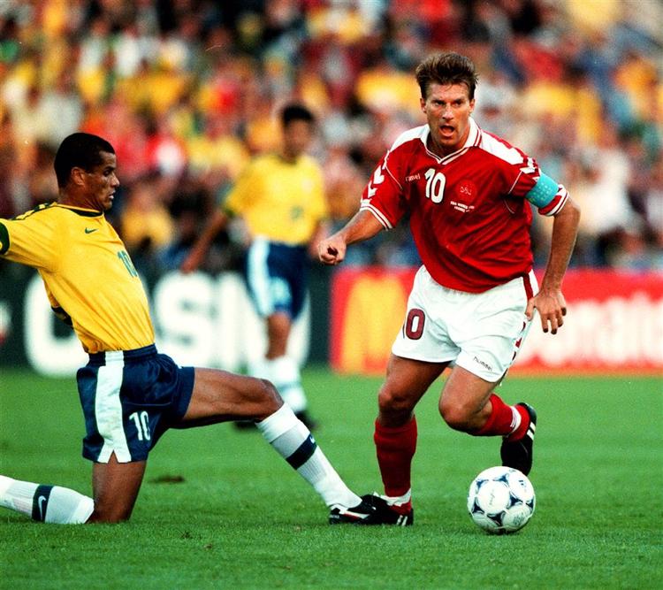 Michael Laudrup i nærkamp med Rivaldo i kvartfinalen ved VM i 1998 i Frankrig. Trods en flot dansk indsats, endte brasilianerne med at vinde kampen 3-2. Rivaldo scorede sejrsmålet på langskud. 