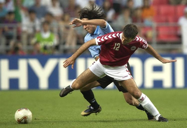 Danmark åbnede VM i Japan/Sydkorea med en hårdttilkæmpet 2-1-sejr over Uruguay, Her er Niclas Jensen i nærkamp med Alvaro Recoba. 