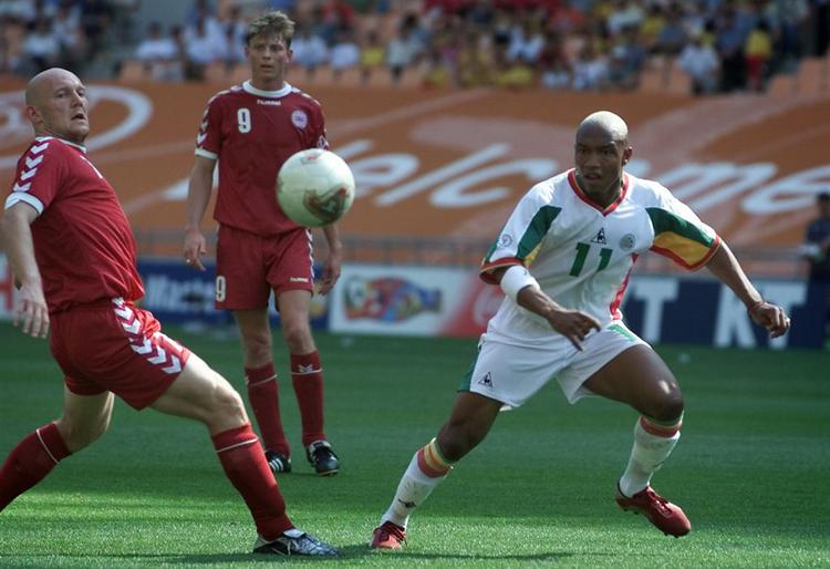 Danmark kom i 2002 i menneskehænder i kampen mod de sprudlende og kontante afrikanere fra Senegal. Kampen endte 1-1, hvilket Danmark skulle være mest tilfreds med. Her er Thomas Gravesen i nærkamp med El-Hadji Diouf. 