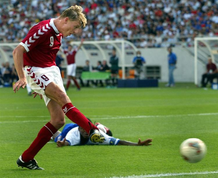 De franske verdensmestre var næste modstander for Danmark under VM 2002. En koncentreret dansk indsats og scoringer af Dennis Rommedahl og Jon Dahl Tomasson (billedet) sendte Frakrig ud af VM. 