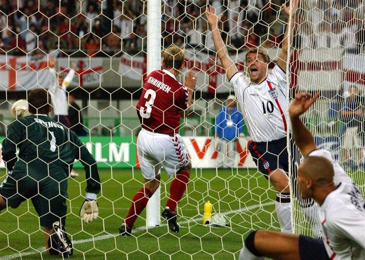 Thomas Sørensen fumler bolden over stregen til en tidlig engelsk føring i ottendedelsfinalen i Japan i 2002. England vandt let og ubesværet 3-0 over et dansk hold, der ikke virkede tændt. 