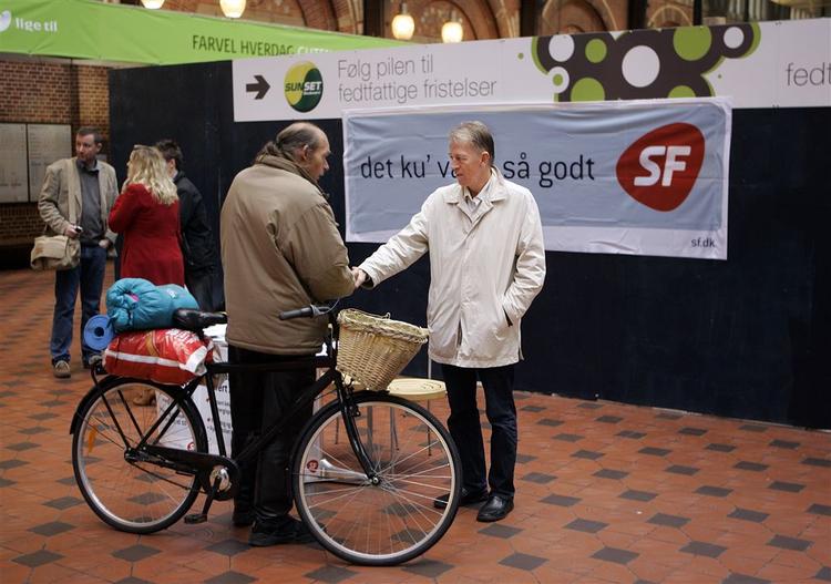 SF's f ormand Villy Søvndal mødte vælgerne tirsdag morgen til en snak om bl. a. partiets planer om massive investeringer i den kollektive trafik. 