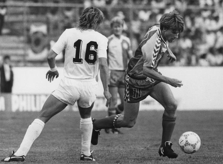 Michael Laudrup fik sit store internationale gennembrud ved VM i Mexico 1986. Her runder han en modspiller i Danmarks nedsabling af Uruguay. 
