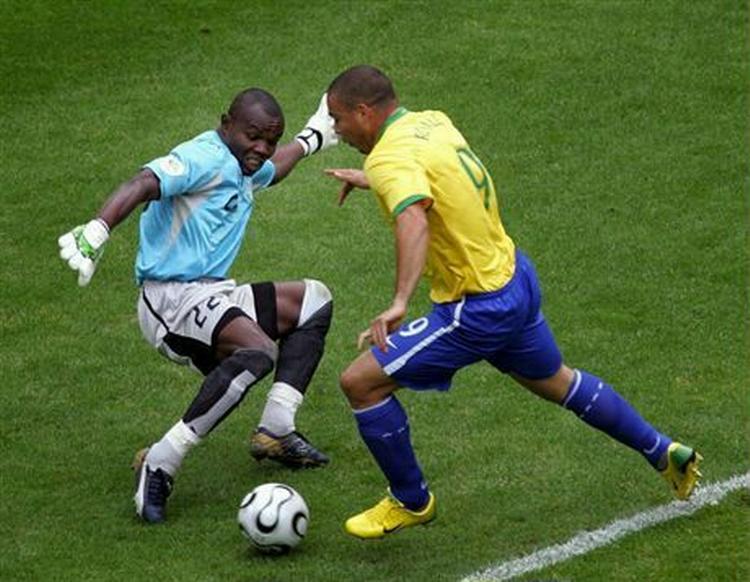 Ronaldo dribler forbi Ghanas målmand  Richard Kingson og scorer sig ind i VM-historien som den mest målfarlige spiller. 