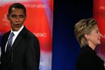 Obama og Clinton på podiet under demokratisk debat i USA: 