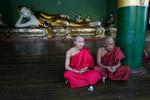 Over 100 munke gik i dag på gaden i det nordlige Myanmar. 