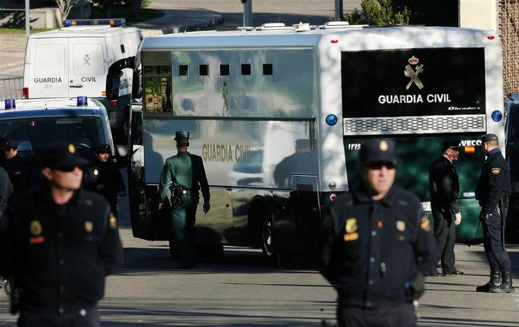 Under massivt sikkerhedsopbud, bliver dommene over de 28 tiltalte i Madrid-bombesagen fra 2004, læst op. 